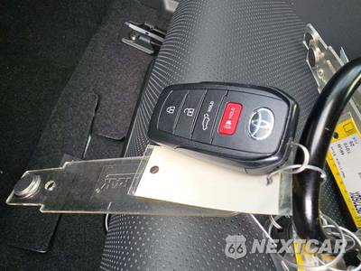 2026 Toyota Prius Plug-In Hybrid XSE Premium - zdjęcie 5 z 20 - miniatura