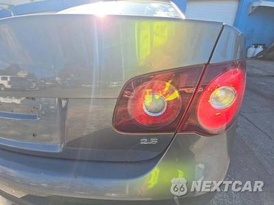 2010 Volkswagen Jetta Sedan SE - zdjęcie 26 z 35 - miniatura