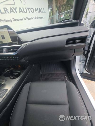 2026 Lexus UX 300h Premium - zdjęcie 16 z 17 - miniatura