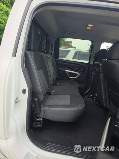 2017 Nissan TITAN SV Crew Cab Short Bed - zdjęcie 16 z 31 - miniatura