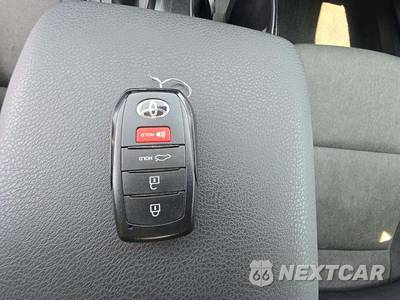 2025 Toyota Camry LE - zdjęcie 8 z 23 - miniatura