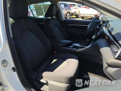 2020 Toyota Camry LE - zdjęcie 18 z 25 - miniatura