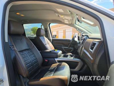 2017 Nissan TITAN XD Platinum Reserve Crew Cab Medium Bed - zdjęcie 18 z 30 - miniatura