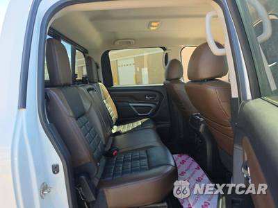 2017 Nissan TITAN XD Platinum Reserve Crew Cab Medium Bed - zdjęcie 16 z 30 - miniatura