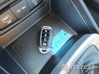 2025 Hyundai Venue SEL - zdjęcie 8 z 23 - miniatura
