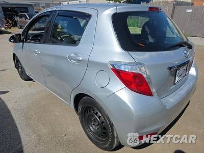 2012 Toyota Yaris LE Hatchback - zdjęcie 2 z 25 - miniatura