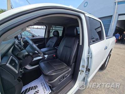 2019 Nissan TITAN SV Crew Cab Short Bed - zdjęcie 3 z 23 - miniatura