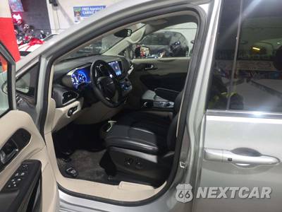 2024 Chrysler Pacifica Touring L 121.6" WB - zdjęcie 6 z 22 - miniatura