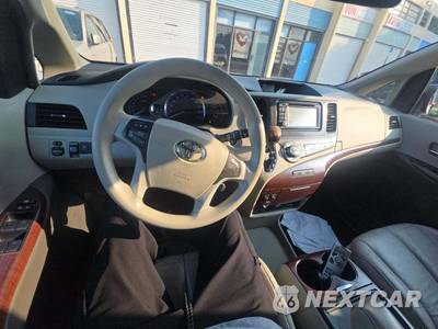 2014 Toyota Sienna XLE 8-Passenger 119.3" WB - zdjęcie 7 z 30 - miniatura