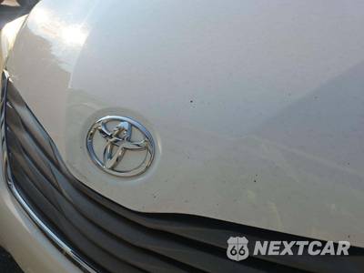 2014 Toyota Sienna XLE 8-Passenger 119.3" WB - zdjęcie 19 z 30 - miniatura