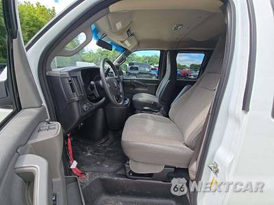 2025 Chevrolet Express 3500 Passenger Van LS 1LS 155.1" WB - zdjęcie 3 z 17 - miniatura