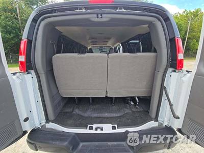 2025 Chevrolet Express 3500 Passenger Van LS 1LS 155.1" WB - zdjęcie 11 z 17 - miniatura