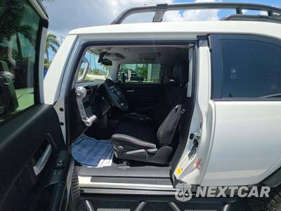 2014 Toyota FJ Cruiser w/Rear Doors - zdjęcie 6 z 20 - miniatura