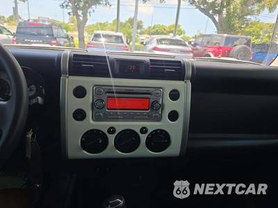 2014 Toyota FJ Cruiser w/Rear Doors - zdjęcie 10 z 20 - miniatura