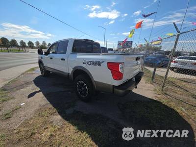 2017 Nissan TITAN PRO-4X Crew Cab Short Bed - zdjęcie 2 z 24 - miniatura