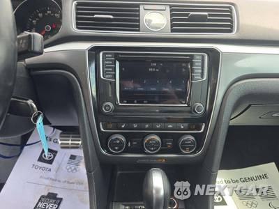 2017 Volkswagen Passat 1.8T R-Line w/Comfort Pkg - zdjęcie 10 z 26 - miniatura