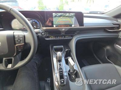 2025 Toyota Crown XLE - zdjęcie 10 z 28 - miniatura