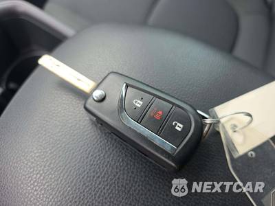 2025 Toyota RAV4 LE - zdjęcie 8 z 30 - miniatura