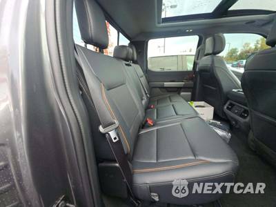 2026 Ford Super Duty F-350 Lariat Crew Cab Medium Bed - zdjęcie 16 z 20 - miniatura