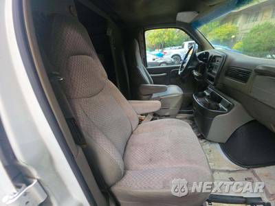 2000 GMC Savana 3500 Cargo Van 135.0" WB - zdjęcie 17 z 25 - miniatura