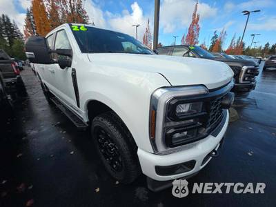 2026 Ford Super Duty F-350 Lariat Crew Cab Medium Bed - zdjęcie 4 z 20 - miniatura