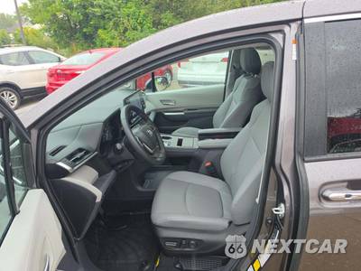 2024 Toyota Sienna XLE 7-Passenger 120.5" WB - zdjęcie 6 z 22 - miniatura