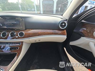 2019 Mercedes-Benz E 300 4MATIC Sedan - zdjęcie 19 z 24 - miniatura