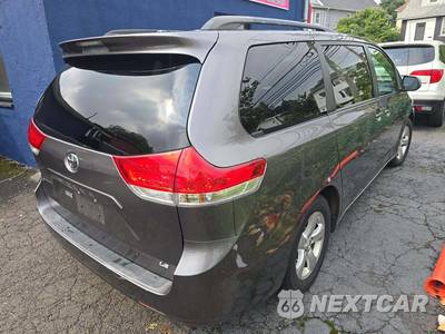 2014 Toyota Sienna LE 8-Passenger 119.3" WB - zdjęcie 3 z 27 - miniatura