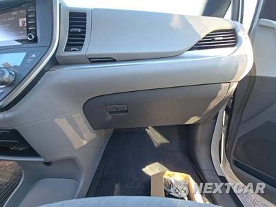 2020 Toyota Sienna LE 8-Passenger 119.3" WB - zdjęcie 20 z 24 - miniatura