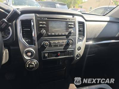 2017 Nissan TITAN SV Crew Cab Short Bed - zdjęcie 10 z 22 - miniatura