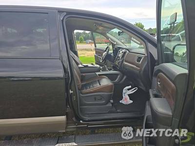2019 Nissan TITAN Platinum Reserve Crew Cab Short Bed - zdjęcie 15 z 22 - miniatura