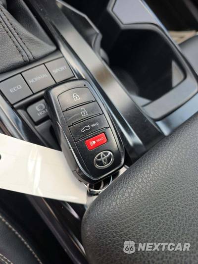 2025 Toyota Camry SE - zdjęcie 5 z 20 - miniatura