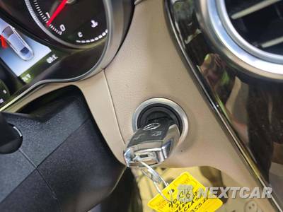 2018 Mercedes-Benz C 300 4MATIC Sedan - zdjęcie 8 z 25 - miniatura