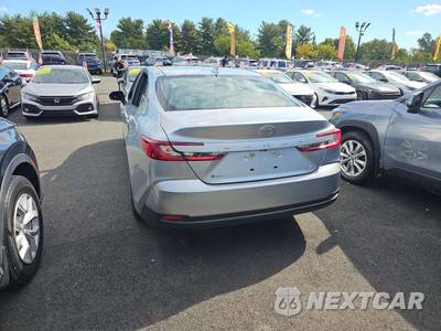 2026 Toyota Camry LE - zdjęcie 2 z 23 - miniatura