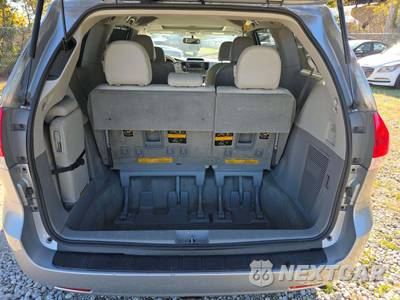 2014 Toyota Sienna XLE 8-Passenger 119.3" WB - zdjęcie 15 z 27 - miniatura