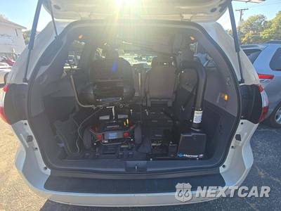 2015 Toyota Sienna XLE 8-Passenger 119.3" WB - zdjęcie 14 z 22 - miniatura