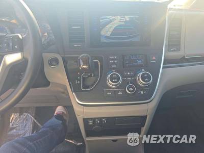 2015 Toyota Sienna XLE 8-Passenger 119.3" WB - zdjęcie 10 z 22 - miniatura