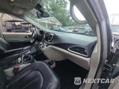 2017 Chrysler Pacifica Touring L 121.6" WB - zdjęcie 20 z 24 - miniatura