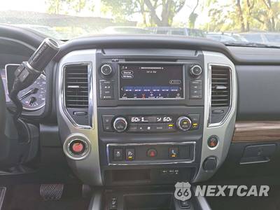 2019 Nissan TITAN SL Crew Cab Short Bed - zdjęcie 7 z 17 - miniatura
