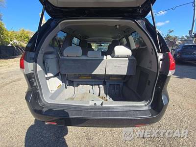 2014 Toyota Sienna LE 8-Passenger 119.3" WB - zdjęcie 15 z 24 - miniatura