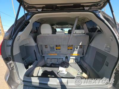 2013 Toyota Sienna XLE 8-Passenger 119.3" WB - zdjęcie 15 z 23 - miniatura