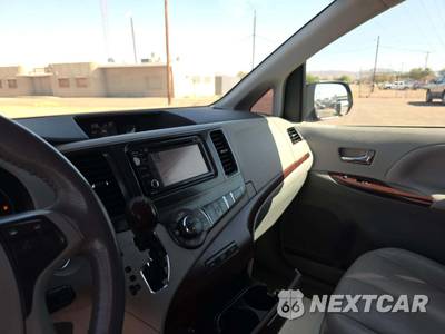 2013 Toyota Sienna XLE 8-Passenger 119.3" WB - zdjęcie 10 z 23 - miniatura