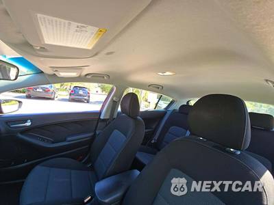2017 Kia Forte5 LX Hatchback - zdjęcie 11 z 23 - miniatura