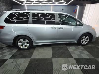 2019 Toyota Sienna LE 8-Passenger 119.3" WB - zdjęcie 5 z 31 - miniatura