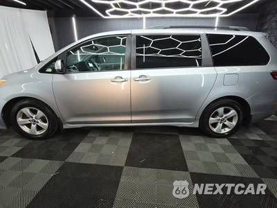 2019 Toyota Sienna LE 8-Passenger 119.3" WB - zdjęcie 3 z 31 - miniatura