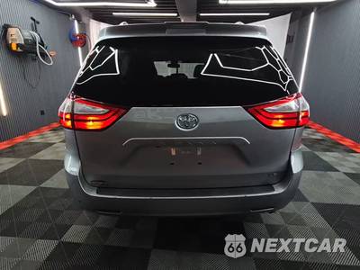 2019 Toyota Sienna LE 8-Passenger 119.3" WB - zdjęcie 4 z 31 - miniatura