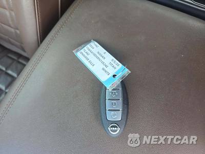2024 Nissan TITAN Platinum Reserve Crew Cab Short Bed - zdjęcie 5 z 19 - miniatura
