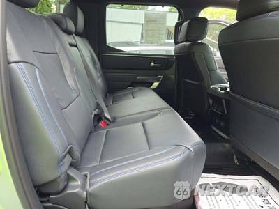 2025 Toyota Tundra Platinum Crew Cab Short Bed - zdjęcie 16 z 20 - miniatura