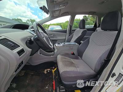 2015 Toyota Prius v Three - zdjęcie 6 z 26 - miniatura