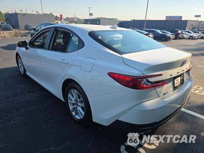 2025 Toyota Camry LE - zdjęcie 2 z 23 - miniatura